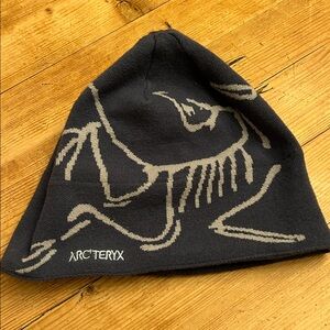 Arc'teryx Dark Beanie with Light Gray Pattern